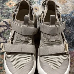 Teva women’s outflow sandals/shoes